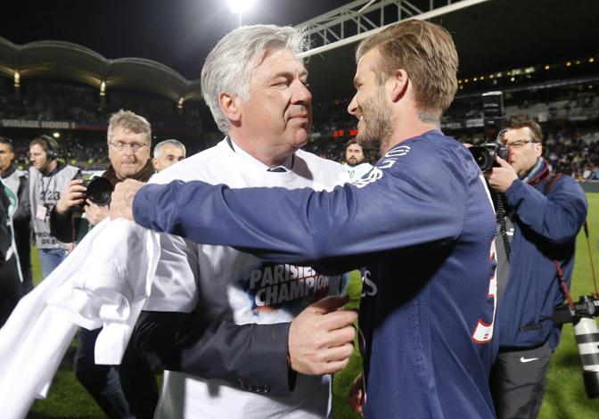 Beckham abbraccia Ancelotti. Epa